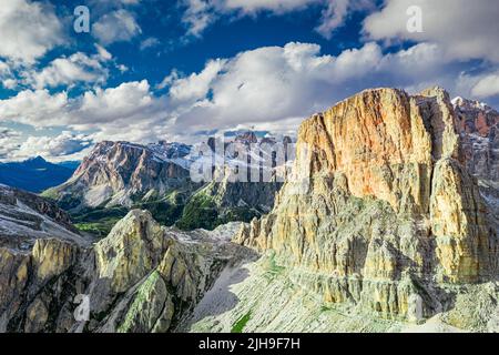 Pic d'Averau dans les Dolomites près de Passo Giau, vue aérienne, Italie, Europe Banque D'Images