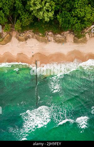 Des vagues bleues époustouflantes sur la mer de Batlic.Vacances au bord de la mer.Vue aérienne de la mer en Pologne, Europe Banque D'Images