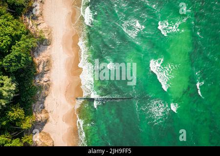 Magnifiques vagues bleues sur la mer de Batlic.Tourisme à la mer.Vue aérienne de la mer en Pologne, Europe Banque D'Images