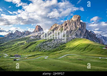 Le pic de Passo Giau et d'Averau, vue aérienne sur les Dolomites en Italie Banque D'Images