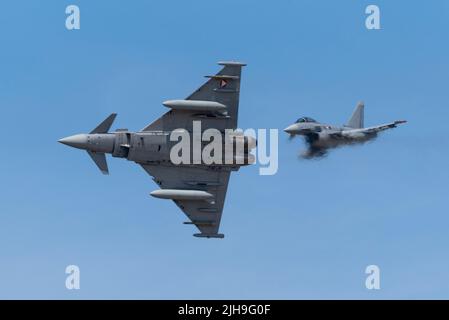 RAF Fairford, Gloucestershire, Royaume-Uni. 16th juillet 2022. L’un des plus grands spectacles aériens au monde est revenu après une pause de 3 ans en raison de la pandémie de cavid qui a conduit les forces aériennes internationales, les équipes d’exposition et les foules énormes dans les Cotswolds. Réaction rapide démonstration de rôle d'alerte des avions de chasse Typhoon Eurofighter EF2000 de l'Armée de l'Air autrichienne. Scénario de défense aérienne Banque D'Images