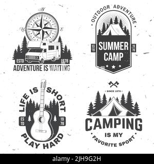 Ensemble de badges de camping. Illustration vectorielle. Concept pour chemise ou logo, imprimé, timbre ou tee-shirt. Design typographique vintage avec boussole, guitare, camping Illustration de Vecteur