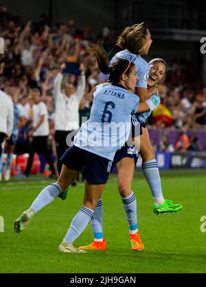 Marta Cardona d'Espagne célèbre après avoir obtenu son score lors du championnat d'Europe des femmes de l'UEFA entre Denmark Women et l'Espagne au stade communautaire Brentford, Brentford, le samedi 16th juillet 2022. (Credit: Federico Maranesi | MI News) Credit: MI News & Sport /Alay Live News Banque D'Images