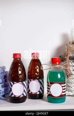 les petites bouteilles avec des boissons sont un endroit pour un logo. Banque D'Images