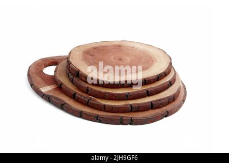 Planches à découper en bois isolées sur fond blanc. Découpe de tronc d'arbre pour la démonstration de présentation du produit. Vue de face avec espace de copie Banque D'Images