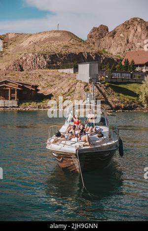 les filles bronzer sur un yacht dans la mer. Banque D'Images