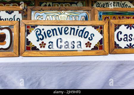 Bienvenue maison signe coloré écrit en espagnol qui dit «bienvenidos a casa» en vente dans un marché de rue à la ville magique de Los Sapos dans la ville de Puebla, au Mexique Banque D'Images