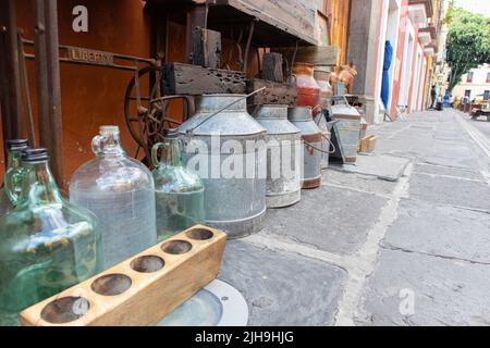 Bouteilles et bocaux en verre et en métal d'époque en vente dans un marché de rue de Puebla, au Mexique Banque D'Images