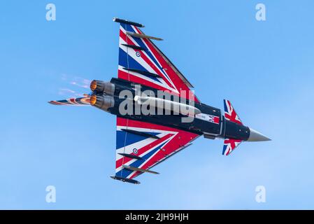 RAF Fairford, Gloucestershire, Royaume-Uni. 16th juillet 2022. L’un des plus grands spectacles aériens au monde est revenu après une pause de 3 ans en raison de la pandémie de cavid qui a conduit les forces aériennes internationales, les équipes d’exposition et les foules énormes dans les Cotswolds. Royal Air Force Eurofighter chasseur avion de chasse Typhoon dans Union Jack jeu de couleurs Banque D'Images