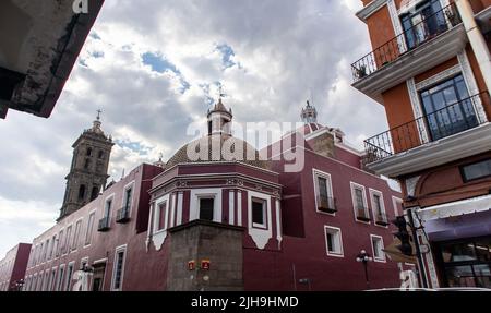 Rue du centre historique dans la ville de Puebla avec vue sur la cathédrale de Puebla de derrière Banque D'Images