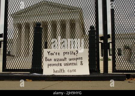 Washington, DC, 16 juillet 2022, Un panneau de protestation pro-choix se trouve sur la barrière de sécurité à l'extérieur de la Cour suprême des États-Unis alors que les manifestations se poursuivent à la suite de l'inversion de Roe c. Wade. Credit: Philip Yabut/Alay Live News Banque D'Images