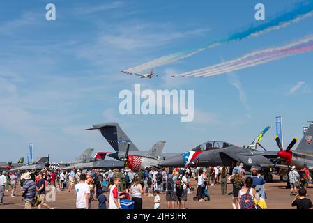 RAF Fairford, Gloucestershire, Royaume-Uni. 16th juillet 2022. L’un des plus grands spectacles aériens au monde est revenu après une pause de 3 ans en raison de la pandémie de cavid qui a conduit les forces aériennes internationales, les équipes d’exposition et les foules énormes dans les Cotswolds. Le RAF Airbus A330 Voyager VIP s'appelle Vespina, surnommé « Boris Force One » et survole les écrans statiques et les foules à l'aide de flèches rouges Banque D'Images