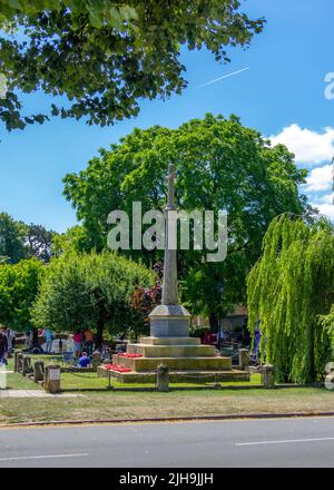 Mémorial de guerre sur la rive de Bourton on the Water, Gloucestershire. Banque D'Images