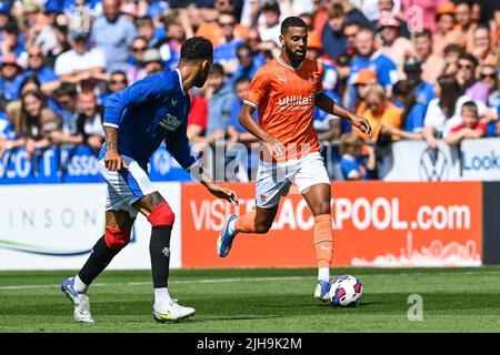 Le CJ Hamilton no 22 de Blackpool prend le Connor Goldson no 6 des Rangers Banque D'Images