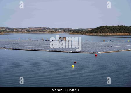 Alqueva, Alentejo, Portugal. 15th juillet 2022. Vue générale de la centrale solaire flottante d'Alqueva. Inaugurée le 15th juillet, cette usine est prête à fournir de l'énergie à plus de 30 % de la population des régions de Moura et de Portel, dans le sud du Portugal. Avec près de 12 000 panneaux photovoltaïques occupant 4 hectares, la centrale solaire flottante est située au barrage d'Alqueva et a une puissance installée de 5 MW et la capacité de produire environ 7,5 GWh par an. La centrale est la plus grande en Europe à un réservoir. (Image de crédit : © Hugo Amaral/SOPA Images via ZUMA Press Wire) Banque D'Images