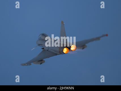 RAF Fairford, Gloucester, Royaume-Uni. 16 juillet 2022. Plusieurs centaines d’avions militaires de toutes formes et de toutes tailles, de toutes époques et de tous les pays du monde, se rassemblent pour l’un des plus grands spectacles aériens du monde. Image: Les avions rapides ont mis à l'épreuve, y compris les typhons Eurofighter de l'armée de l'air autrichienne. Crédit : Malcolm Park/Alay Live News Banque D'Images