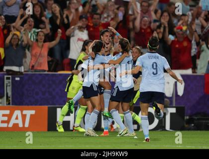 16th juillet 2022, Community Stadium, Brentford, Londres, Angleterre : tournoi de football international européen pour femmes ; Danemark contre Espagne ; Marta Cardona d'Espagne fête avec ses coéquipiers après avoir obtenu son score de 1st joueurs dans la 90th minute pour le faire 0-1 Banque D'Images