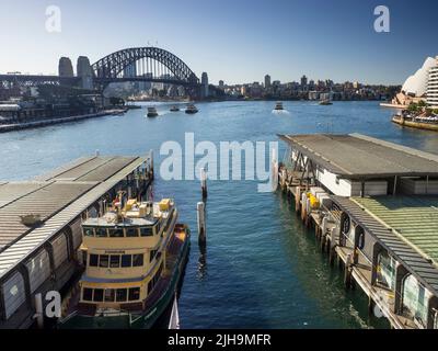 Le Circular Quay compte les quais 4 et 3 sur Sydney Cove. Le ferry du port de Fishburn est amarré au n° 4. Le Harbour Bridge et l'Opéra sont dans le bg. Banque D'Images