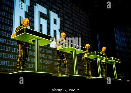 Kraftwerk, pionnier de la musique électronique, se produit en direct sur scène à la salle de concert Arlene Schnitzer à Portland, Oregon, Etats-Unis, le 8th juillet 2022 (L-R : Ralf Hutte Banque D'Images