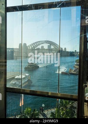 Le pont du port de Sydney et Circular Quay sont encadrés par un ascenseur vitré. Banque D'Images