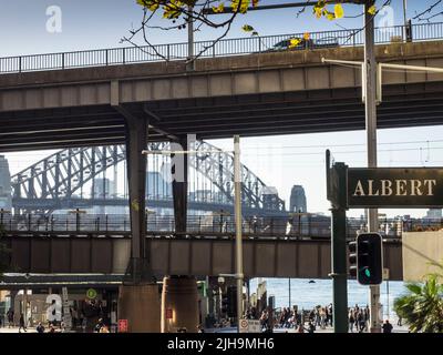 Le pont du port de Sydney entre la gare de Circular Quay et la Cahill Expressway (en haut). Banque D'Images