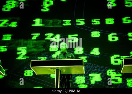 Henning Schmitz, des pionniers de la musique électronique Kraftwerk, se produit en direct sur scène à la salle de concert Arlene Schnitzer à Portland, Oregon, Etats-Unis, le 8th juillet 20 Banque D'Images