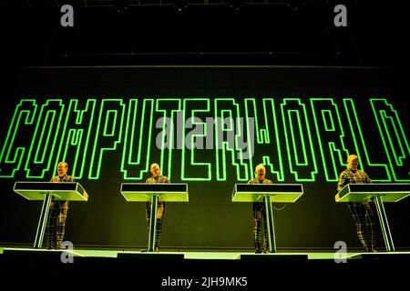 Kraftwerk, pionnier de la musique électronique, se produit en direct sur scène à la salle de concert Arlene Schnitzer à Portland, Oregon, Etats-Unis, le 8th juillet 2022 (L-R : Ralf Hutte Banque D'Images