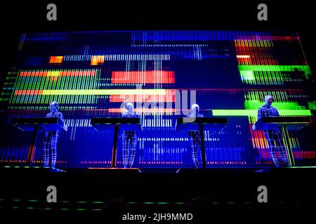 Kraftwerk, pionnier de la musique électronique, se produit en direct sur scène à la salle de concert Arlene Schnitzer à Portland, Oregon, Etats-Unis, le 8th juillet 2022 (L-R : Ralf Hutte Banque D'Images