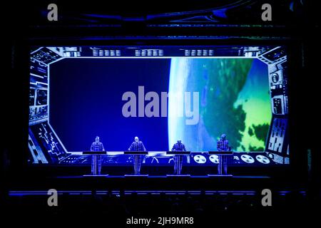 Kraftwerk, pionnier de la musique électronique, se produit en direct sur scène à la salle de concert Arlene Schnitzer à Portland, Oregon, Etats-Unis, le 8th juillet 2022 (L-R : Ralf Hutte Banque D'Images