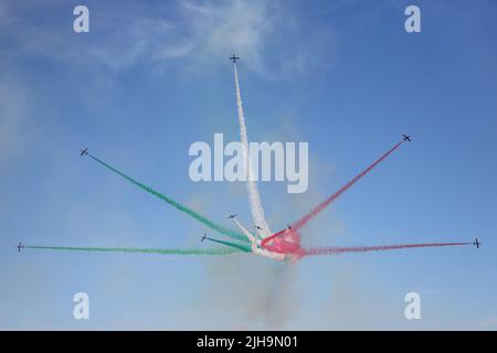 Fairford, Royaume-Uni. 16th juillet 2022. Avions militaires du monde entier exposés pour le RIAT Royal International Air Tattoo. Le Frecce Tricolori italien a fait un grand étalage. Credit: Uwe Deffner/Alay Live News Banque D'Images