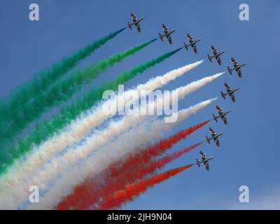 Fairford, Royaume-Uni. 16th juillet 2022. Avions militaires du monde entier exposés pour le RIAT Royal International Air Tattoo. Le Frecce Tricolori italien a fait un grand étalage. Credit: Uwe Deffner/Alay Live News Banque D'Images