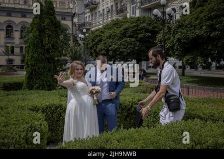 Kiev, Oblast de Kiev, Ukraine. 16th juillet 2022. Un couple pose pour des photos après s’être marié dans le centre de Kiev alors que la Russie s’emballe dans le bombardement de villes à travers l’Ukraine. (Image de crédit : © Ed RAM/ZUMA Press Wire) Banque D'Images