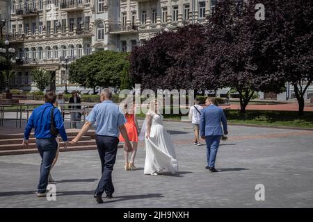 Kiev, Oblast de Kiev, Ukraine. 16th juillet 2022. Une promenade en couple pour faire prendre leur photo après s'être marié dans le centre de Kiev alors que la Russie fait monter son bombardement de villes à travers l'Ukraine. (Image de crédit : © Ed RAM/ZUMA Press Wire) Banque D'Images