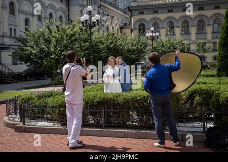 Kiev, Oblast de Kiev, Ukraine. 16th juillet 2022. Un couple pose pour des photos après s’être marié dans le centre de Kiev alors que la Russie s’emballe dans le bombardement de villes à travers l’Ukraine. (Image de crédit : © Ed RAM/ZUMA Press Wire) Banque D'Images