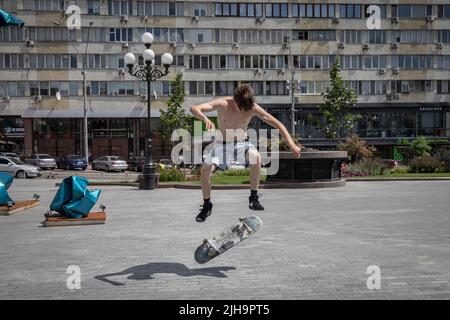 Kiev, Oblast de Kiev, Ukraine. 16th juillet 2022. Un jeune skateboarder saute dans le centre de Kiev alors que la Russie augmente son bombardement de villes à travers l'Ukraine. (Image de crédit : © Ed RAM/ZUMA Press Wire) Banque D'Images