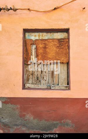 Fenêtre abandonnée et bordée sur une maison vide de la pauvreté et de la crise économique à Santa Cruz, la Palma, Espagne. Panneaux de recouvrement et de blocage en bois Banque D'Images