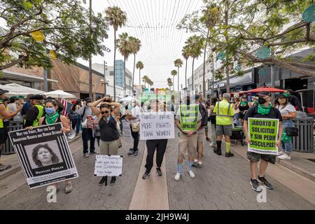 Santa Monica, États-Unis. 16th juillet 2022. RiseUp4AbortionsRights les manifestants marchont et se rassemblent à Santa Monica. 7/16/2022 Santa Monica, CA., Etats-Unis (photo de Ted Soqui/SIPA USA) crédit: SIPA USA/Alay Live News Banque D'Images