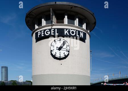 Cologne, Allemagne 16 juillet 2022: Niveau bas à l'ancienne jauge de cologne avec horloge de jauge mécanique Banque D'Images