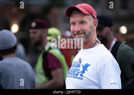 Le vétéran James Topp se met en pause pour sourire au Mémorial national de guerre après qu'il ait terminé sa marche à Ottawa pour protester contre les mandats de la COVID à 30 juin 2022. Banque D'Images