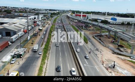 salvador, bahia, brésil - 11 avril 2022 : construction d'une ligne de métro reliant l'autoroute BR 324 dans la ville de Salvador. Banque D'Images