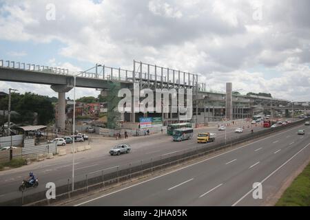 salvador, bahia, brésil - 11 avril 2022 : construction d'une ligne de métro reliant l'autoroute BR 324 dans la ville de Salvador. Banque D'Images