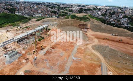 salvador, bahia, brésil - 11 avril 2022 : construction d'une ligne de métro reliant l'autoroute BR 324 dans la ville de Salvador. Banque D'Images