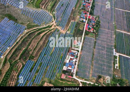 YUNCHENG, CHINE - 16 JUILLET 2022 - photo aérienne prise sur 16 juillet 2022 montre la base photovoltaïque de Ruicheng lavée à la pluie dans la ville de Yuncheng, Shanxi Provin Banque D'Images