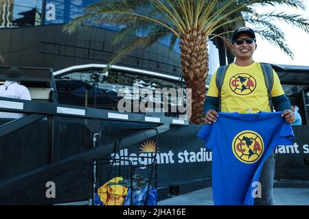 Las Vegas, Nevada, États-Unis. 16th juillet 2022. Un vendeur vend des chemises avant le début du match de football du FC Clash of Nations 2022 avec Chelsea FC vs Club America au stade Allegiant de Las Vegas, Nevada. Christopher Trim/CSM/Alamy Live News Banque D'Images