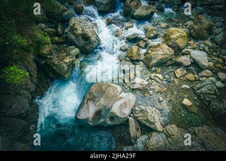 Petite chute d'eau de Bealey tombant et éclaboussant dans la rivière Bealey dans les Alpes du Sud Banque D'Images