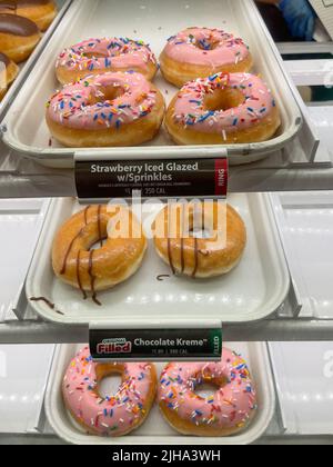 Célèbre Krispy Kreme à vendre dans une vitrine. Banque D'Images