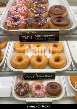 Célèbre Krispy Kreme à vendre dans une vitrine. Banque D'Images