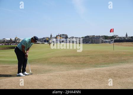 Fife, Écosse sur 16 juillet 2022. Le Japon Hideki Matsuyama se prépare sur le green 15th lors de la troisième manche du championnat d'Open britannique 150th au St Andrews Old course à Fife, en Écosse, sur 16 juillet 2022. Credit: Koji Aoki/AFLO SPORT/Alay Live News Banque D'Images