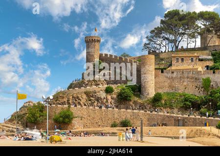 Le château de 12th siècles le long de la plage et de la côte, au village de bord de mer de la Costa Brava et de la ville de Tossa de Mar, en Espagne. Banque D'Images