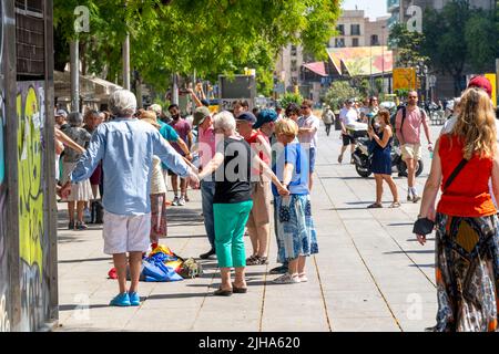 Les gens se tenant la main et dansant la danse nationale Sardana sur la place de la cathédrale de Barcelone, Espagne le jour du marché. Banque D'Images